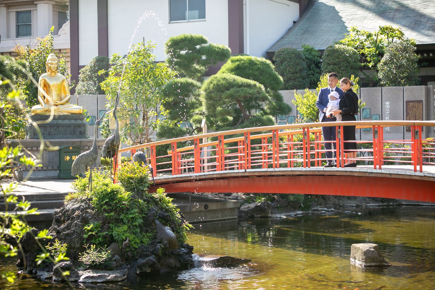 川崎大師 赤い橋の上でお宮参り写真撮影