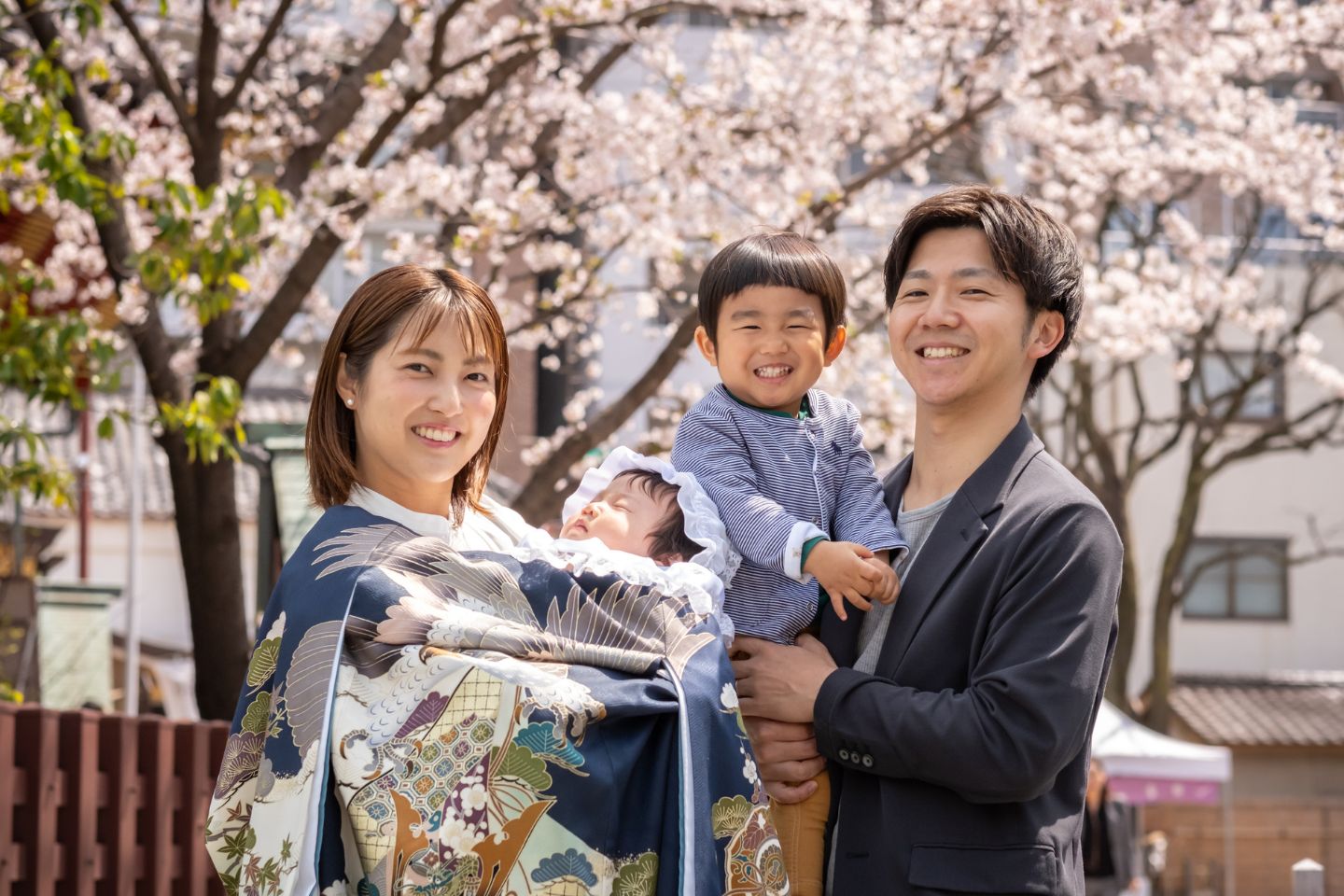 浅草神社 桜の木下でお宮参り撮影