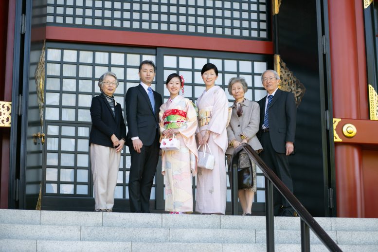 浅草寺　親族みんなで集合写真