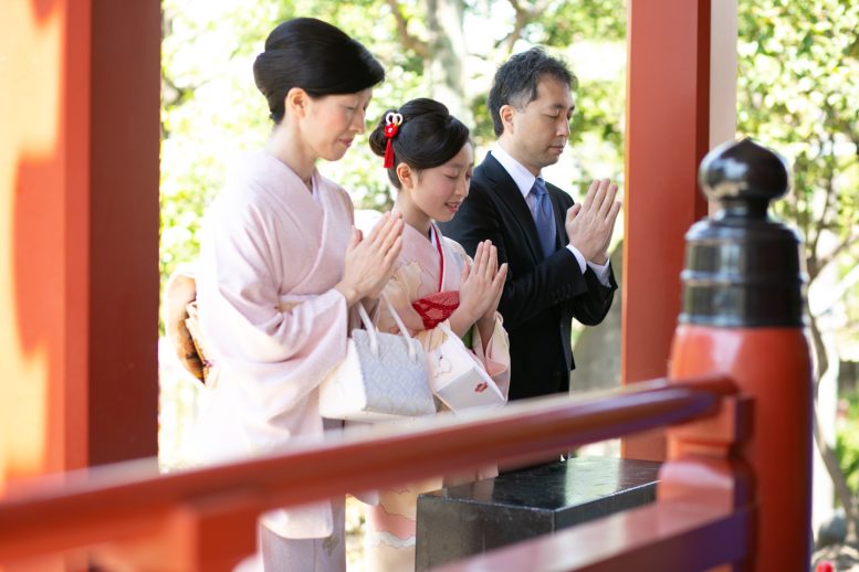 3人でお参りシーン