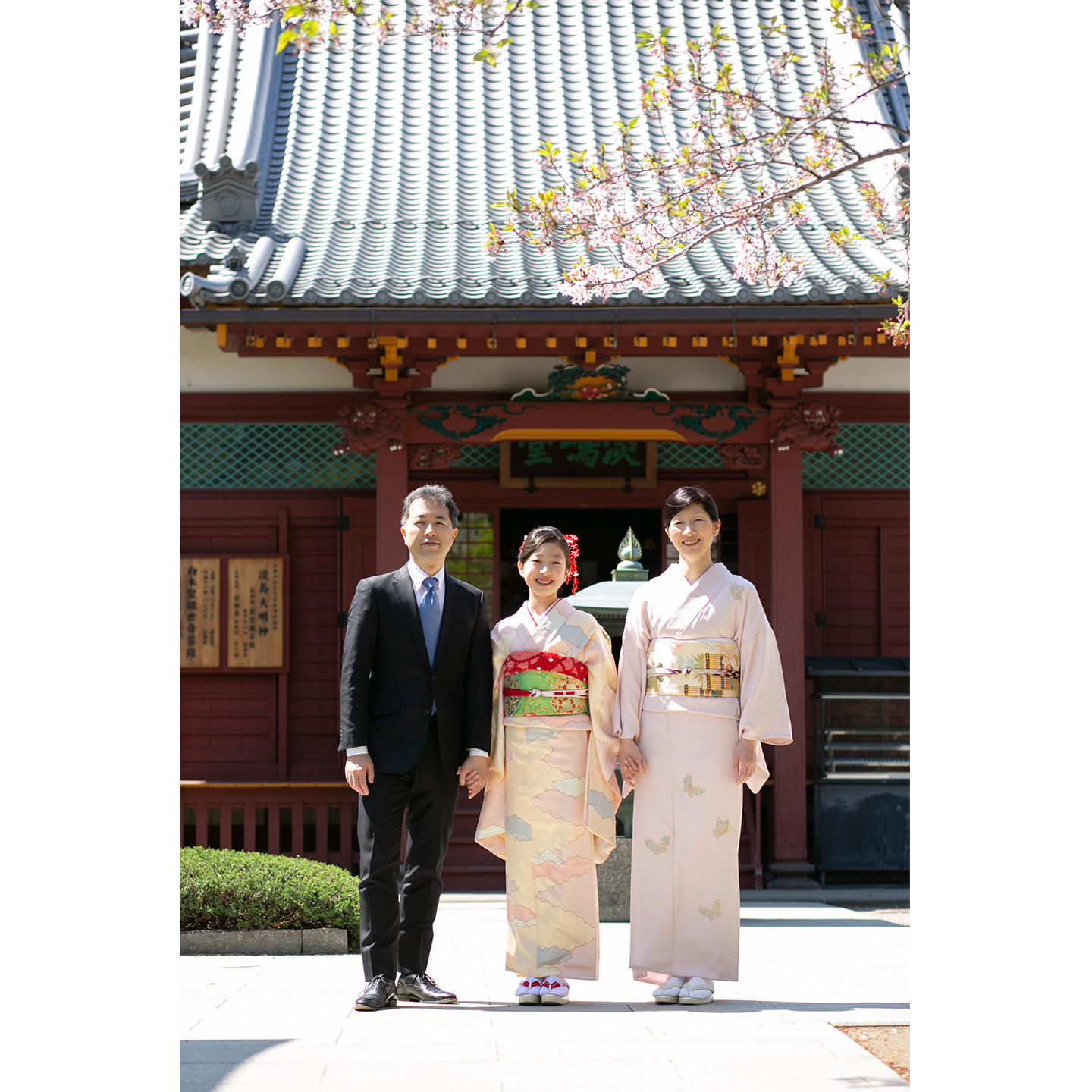 淡島堂を背景に家族写真撮影