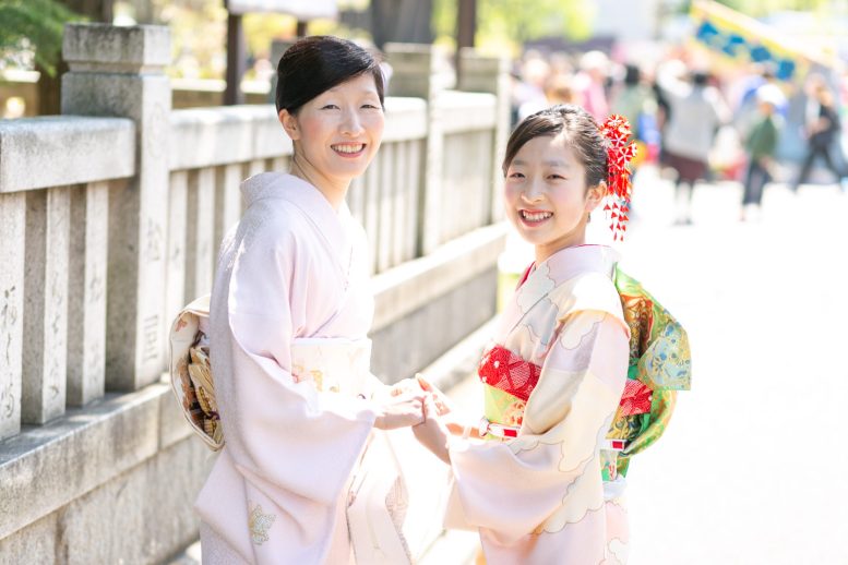 浅草寺　ママと手を繋いで