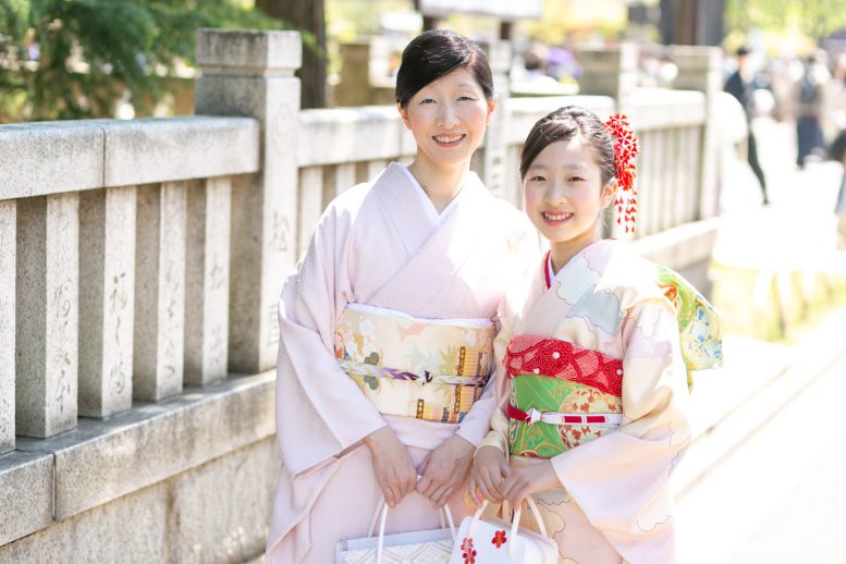 浅草寺　ママと手を繋いで2