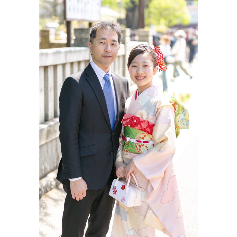 浅草神社の前でパパと記念写真