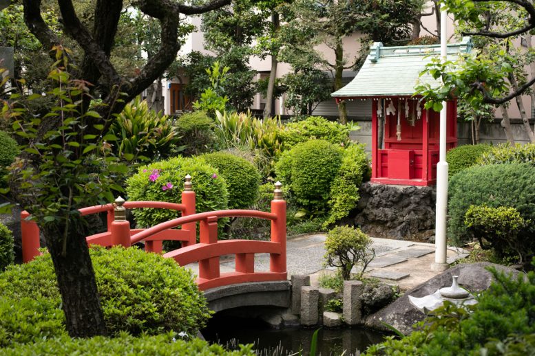 世田谷 菅原神社 菅原天神 庭園にかかる赤い橋