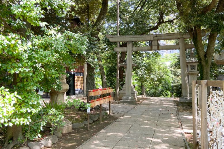 赤坂氷川神社　鳥居と絵馬掛け