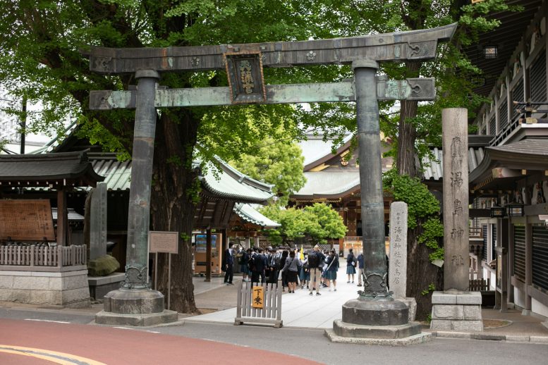 湯島天神と修学旅行生