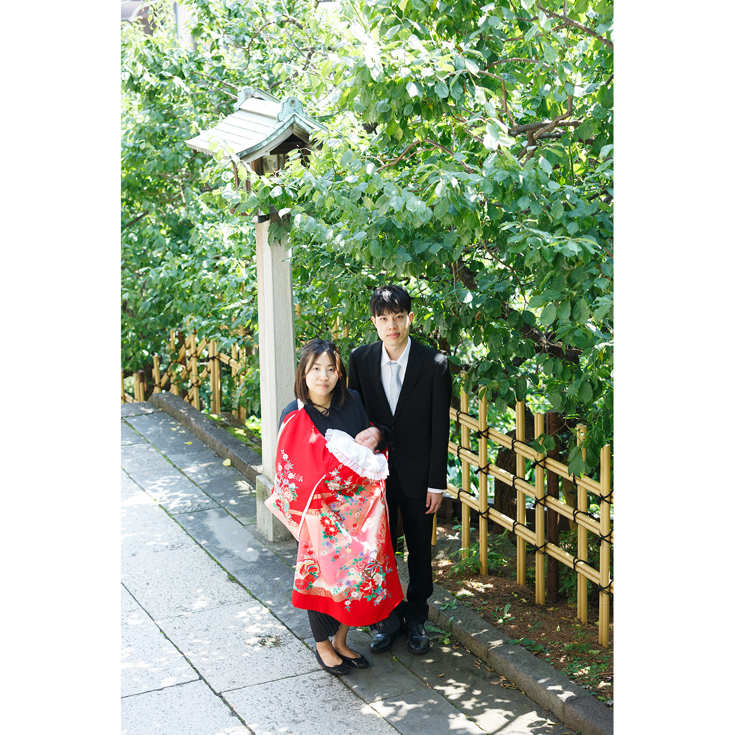 湯島天神 階段でお宮参りの記念写真