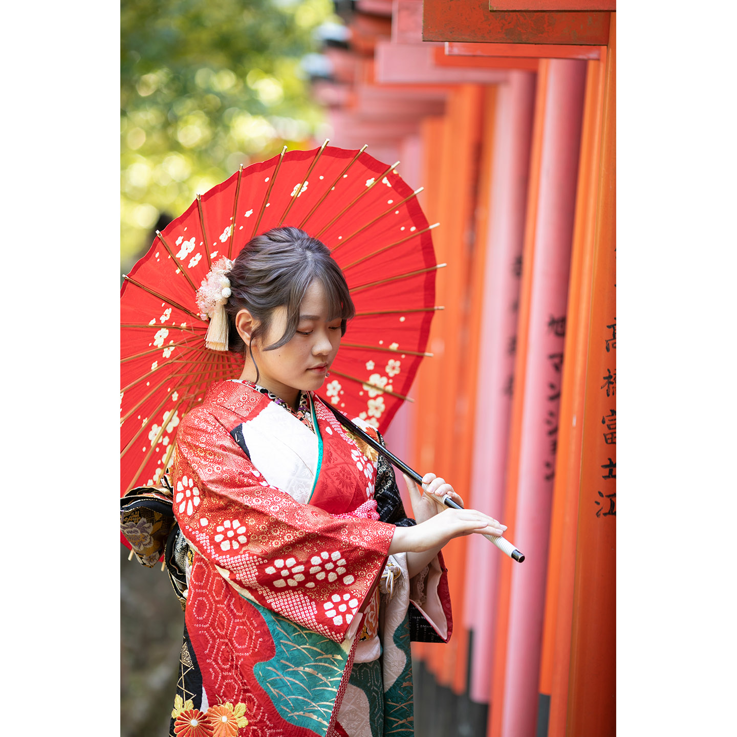 根津神社　千本鳥居で和傘をさす