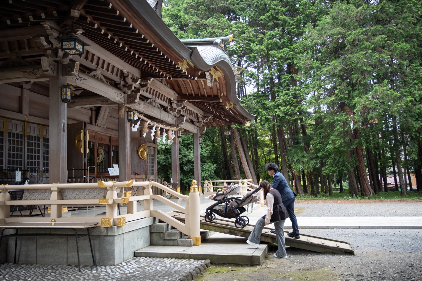東村山 八坂神社 本殿に上がるご家族