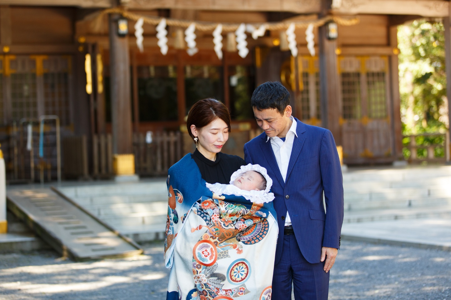 東村山 八坂神社 本殿前でお宮参りの記念撮影