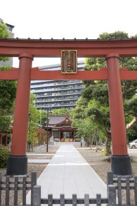 蒲田八幡神社　鳥居から本殿を望む