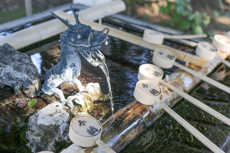 手水舎の水盤(蕨市の指定文化財)