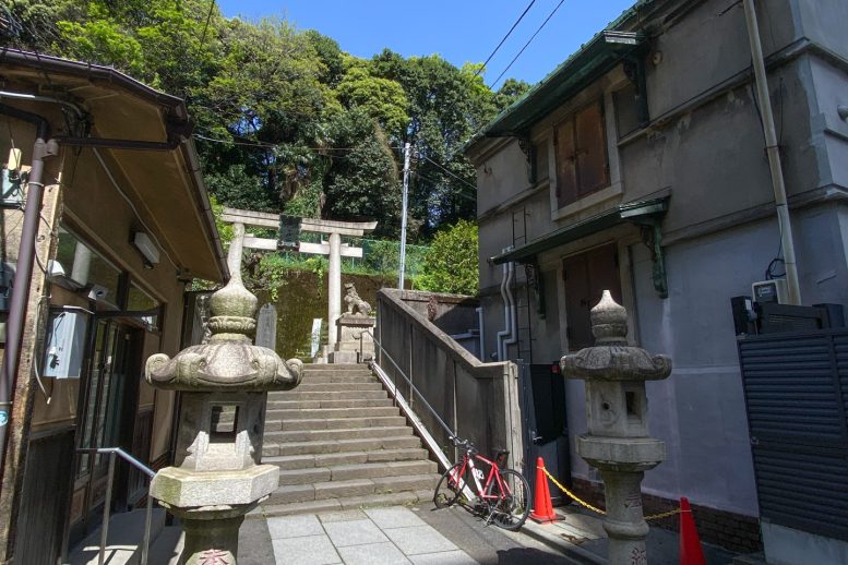 港区 久國神社 鳥居と階段