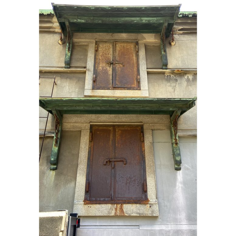 港区 久國神社 蔵の扉