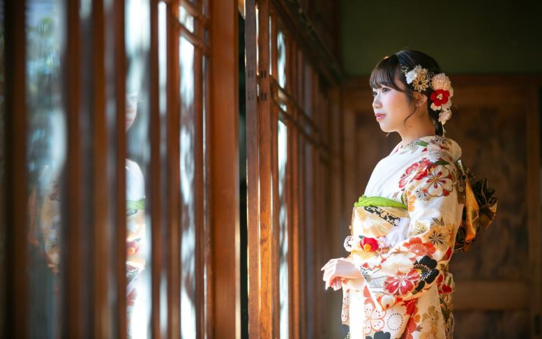 女の子 和室で振袖写真撮影