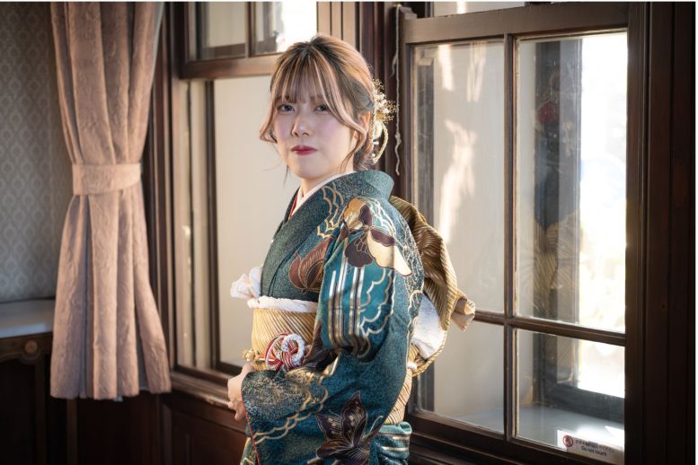 レトロでシックな成人式写真カメラ目線