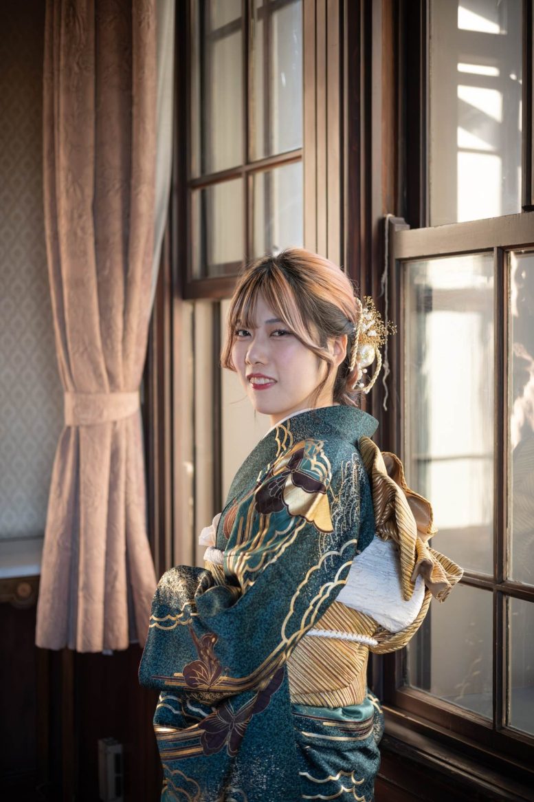 洋館の窓際 成人式の記念写真