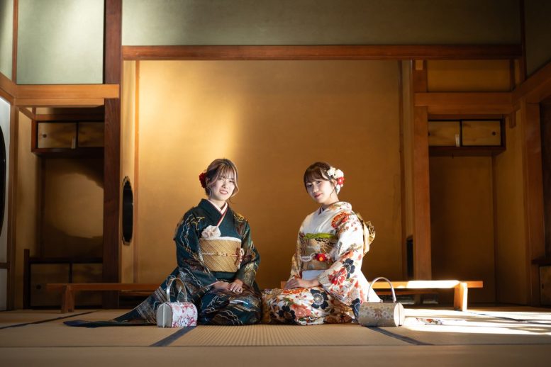 大広間で成人式の記念撮影