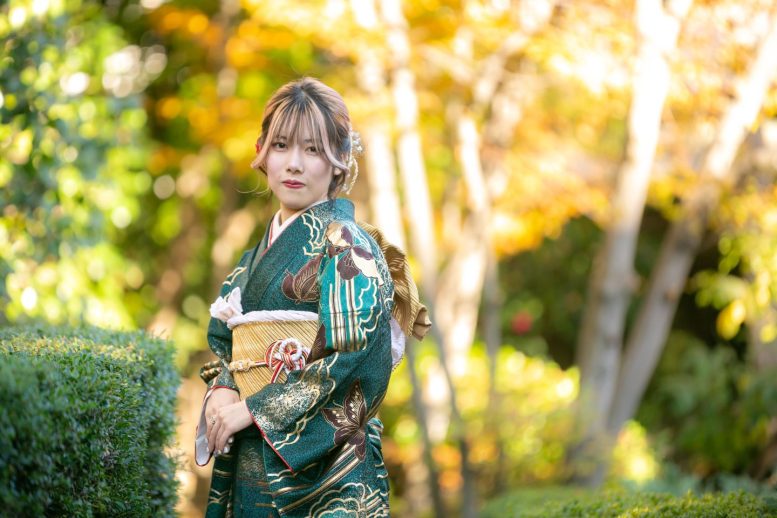イチョウの木を背景に 成人式