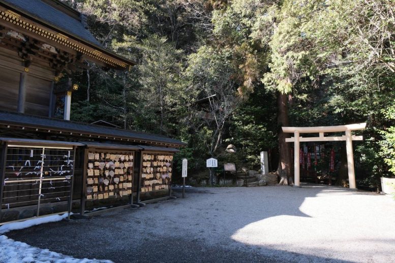 宝登山神社 絵馬掛けと鳥居