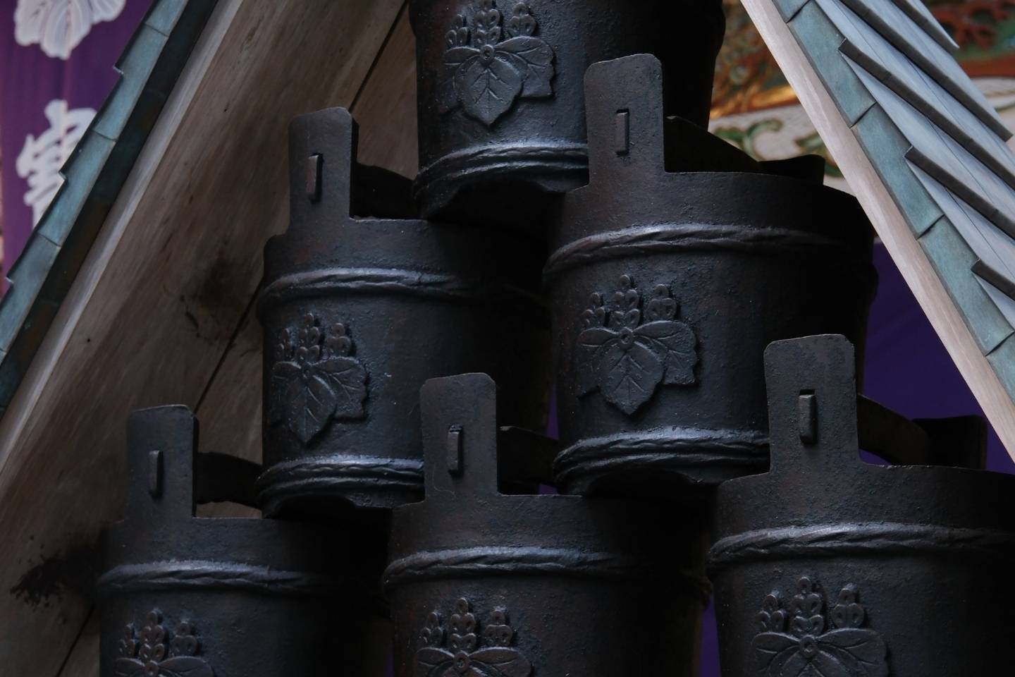 宝登山神社 鋳物製の天水桶 アップ
