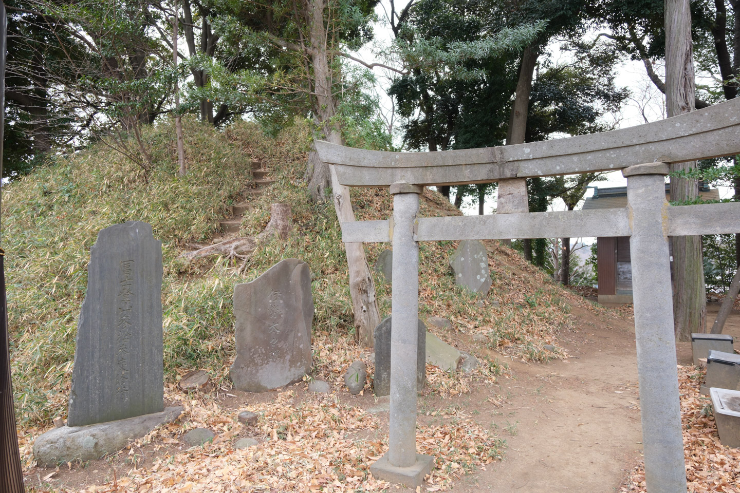 木曽呂の富士塚と鳥居