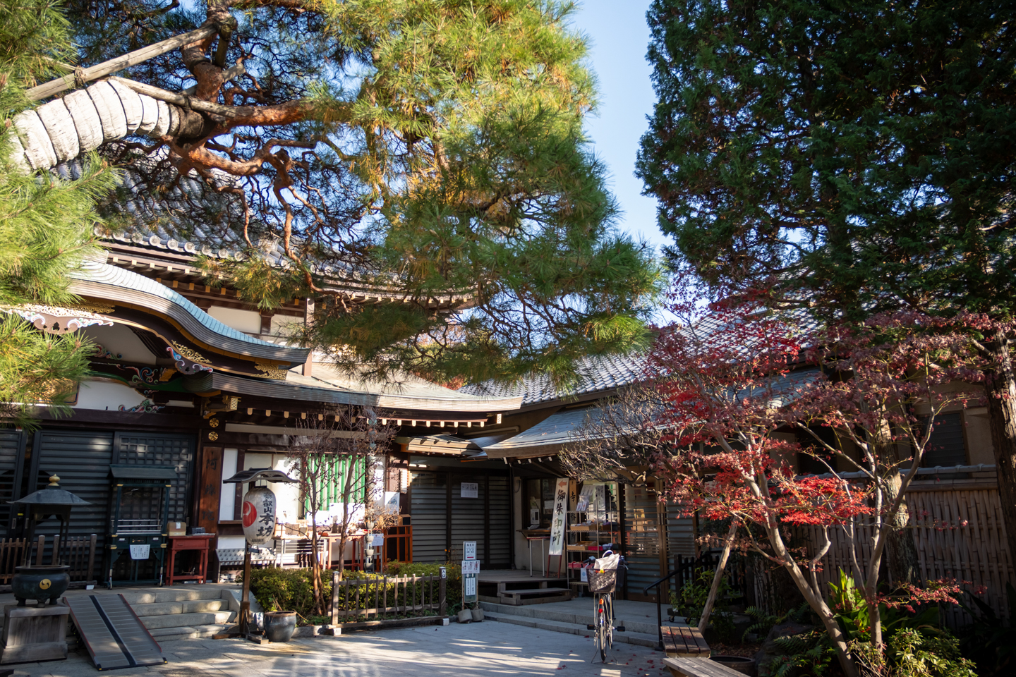 目黒不動尊 本殿前