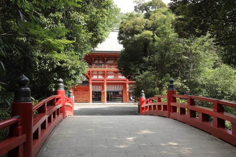 大宮氷川神社 池にかかる赤い橋