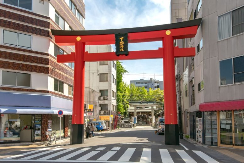 下谷神社 赤い入口の鳥居