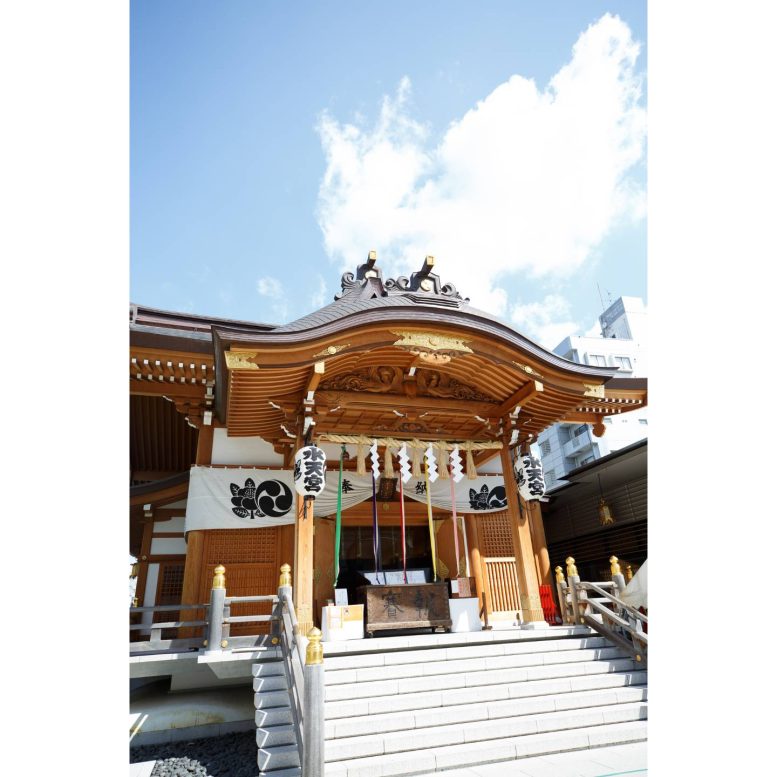 水天宮 本殿と晴れの空
