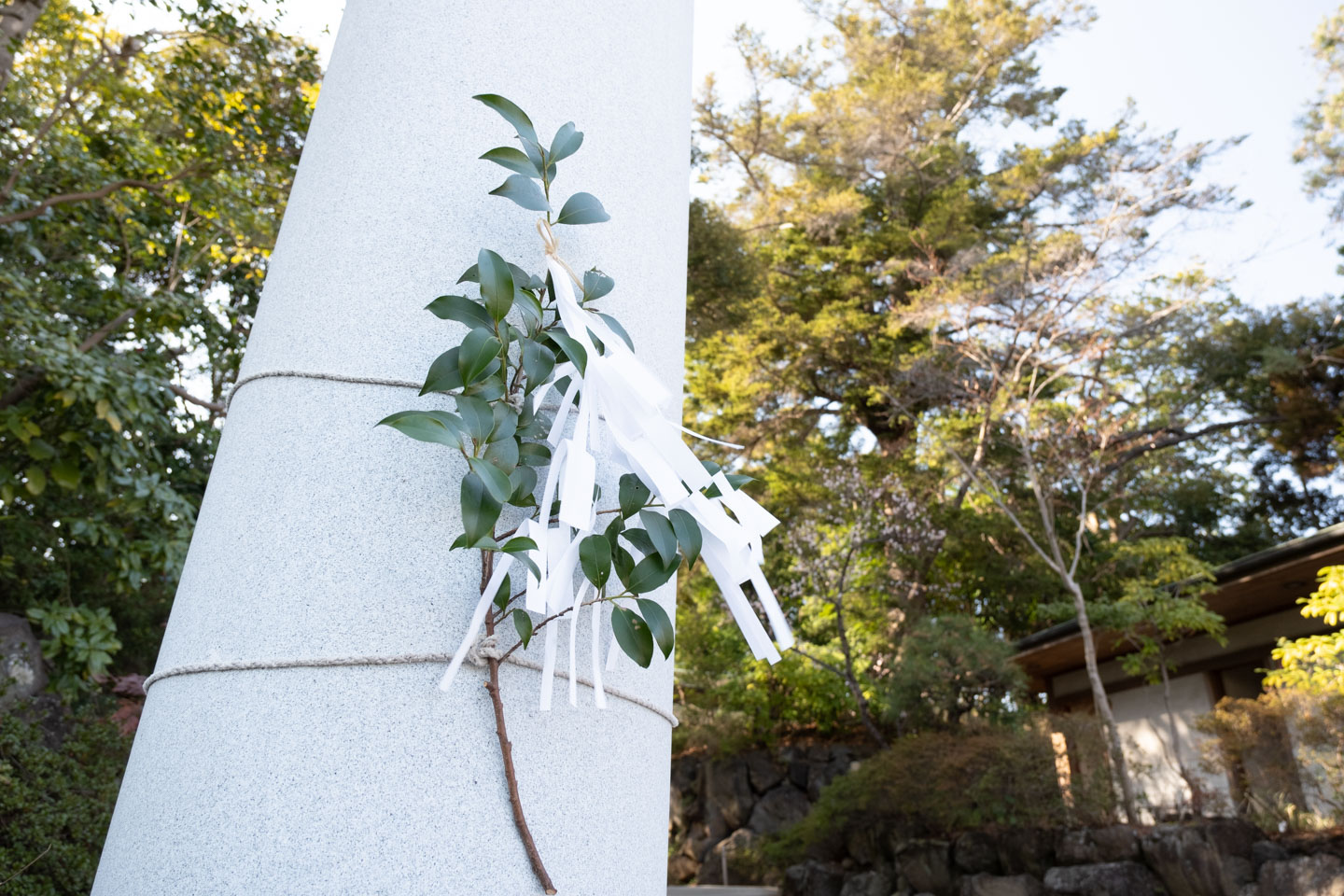 鳥居に設置された玉串