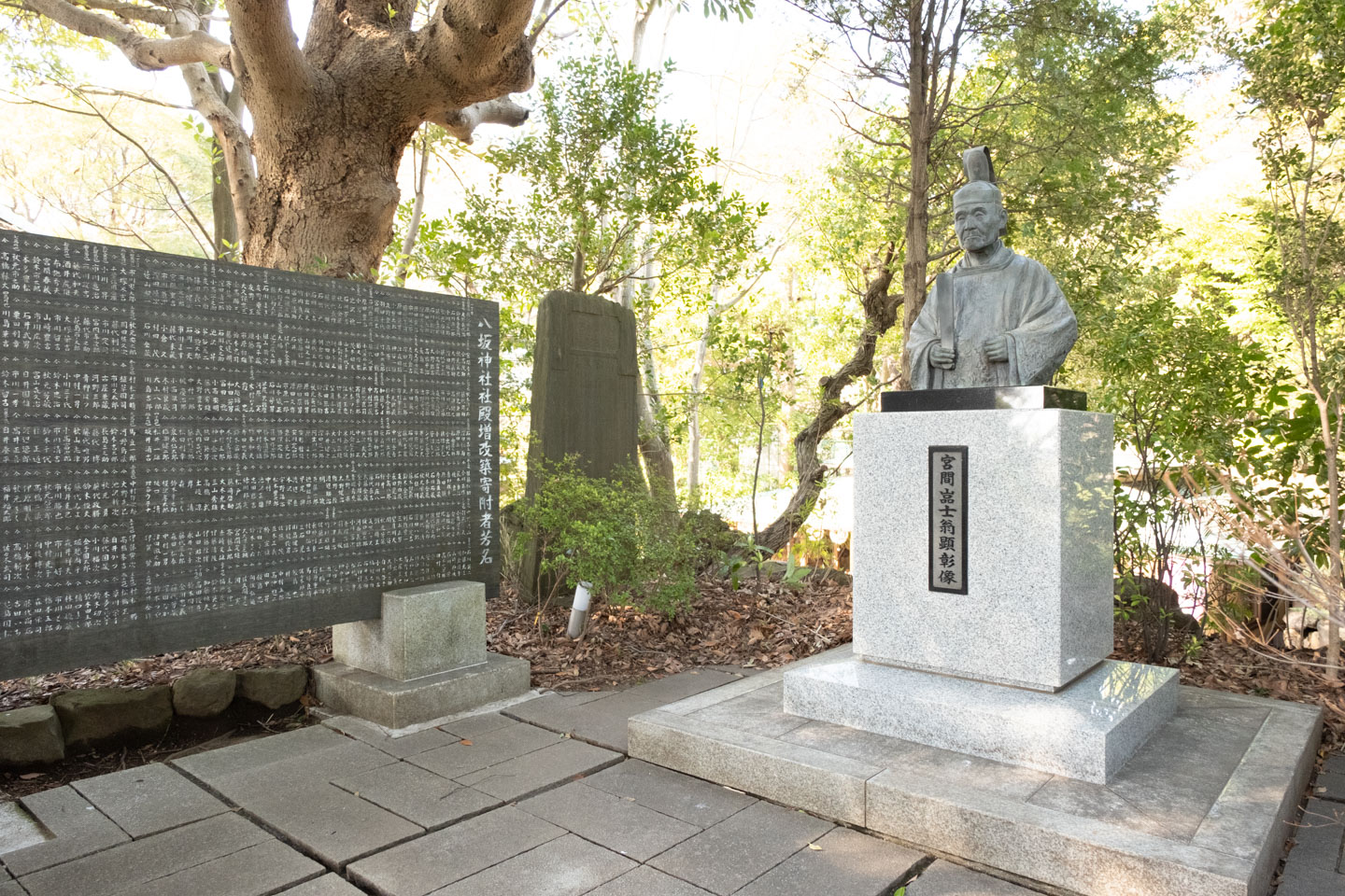 宮間嵓士翁顕彰像(神社の発揚に尽力された宮間宮司の顕彰銅像)