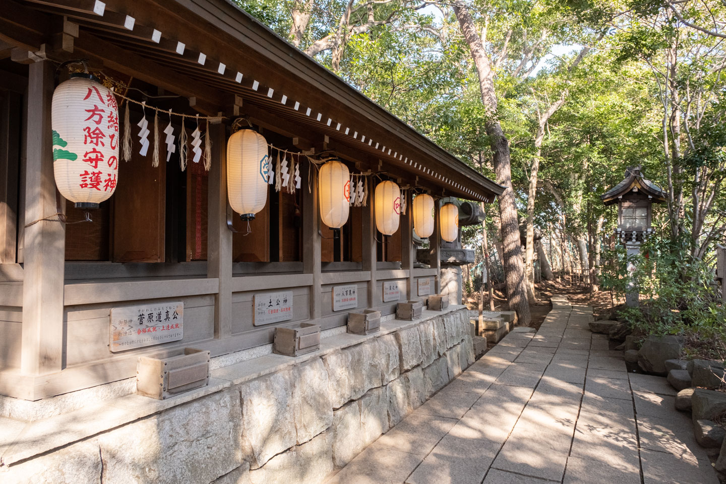 検見川神社の境内末社と提灯