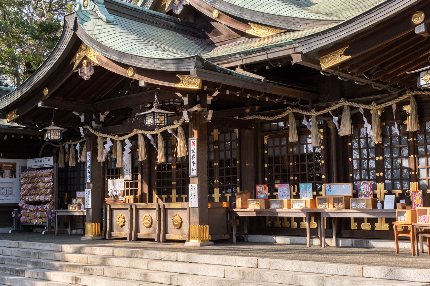 検見川神社 お賽銭箱やおみくじ売り場