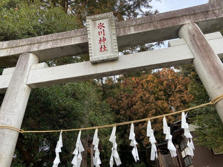腰越氷川神社 鳥居と神額