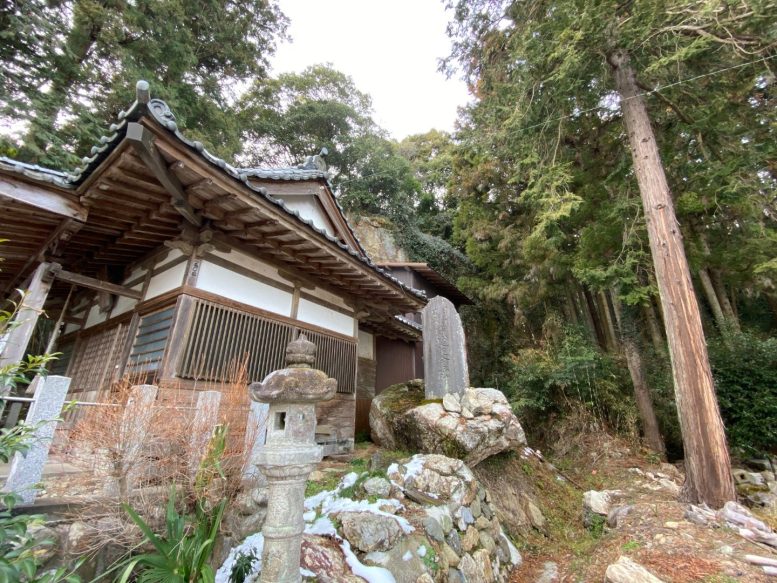 腰越氷川神社 拝殿と石碑