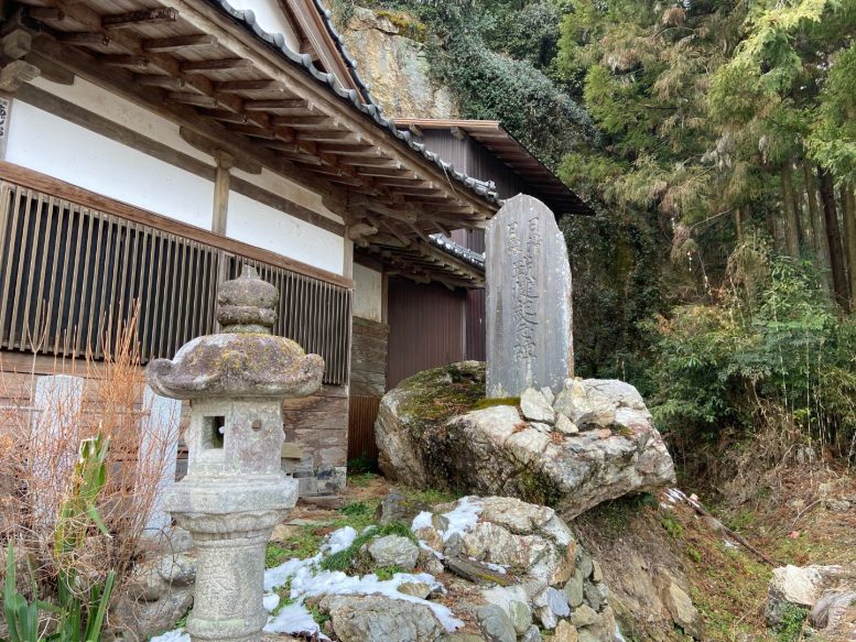 腰越氷川神社 拝殿と石碑その2