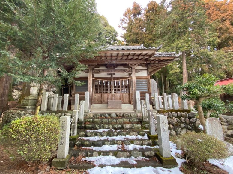 腰越氷川神社 雪の残る本殿