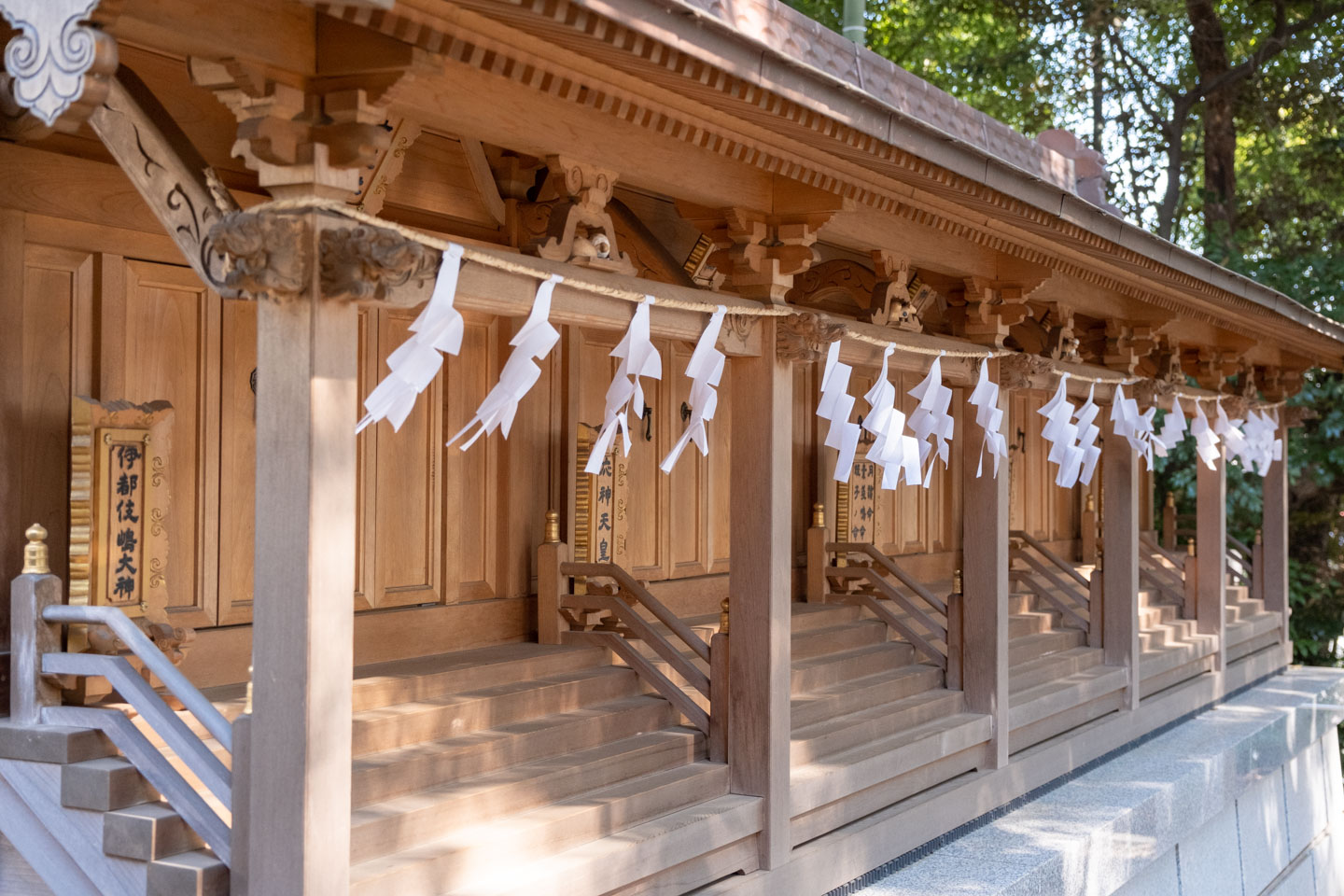 三山神社 月読命（ツクヨミノミコト）、素盞嗚命（スサノオノミコト）、蛭子ノ命（ヒルコノミコト）｣・八幡神社｢応神天皇｣・第六神社｢素盞嗚命｣・八坂神社｢素盞嗚命｣・辯才天社（ベンザイテンシャ）伊都伎嶋大神（イツキシマオオカミ）を合祀