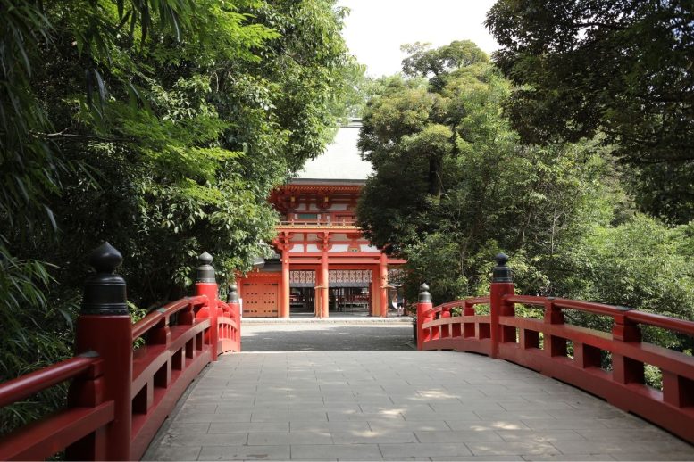 神池にかかる赤い橋