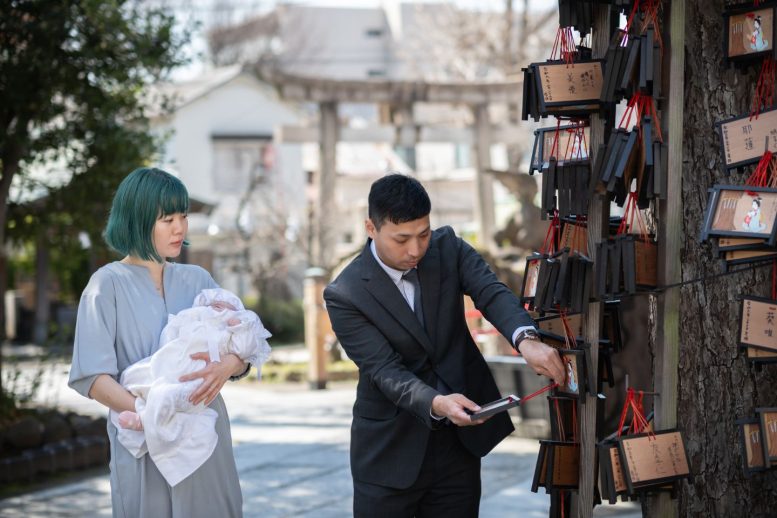 素盞嗚神社 絵馬を掛けるシーン