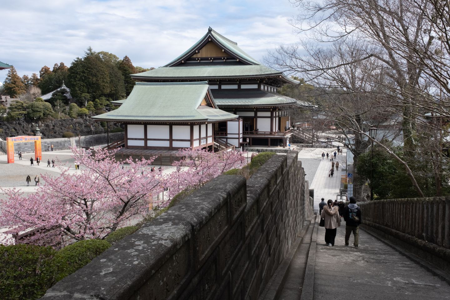 出世稲荷の下り坂と桜