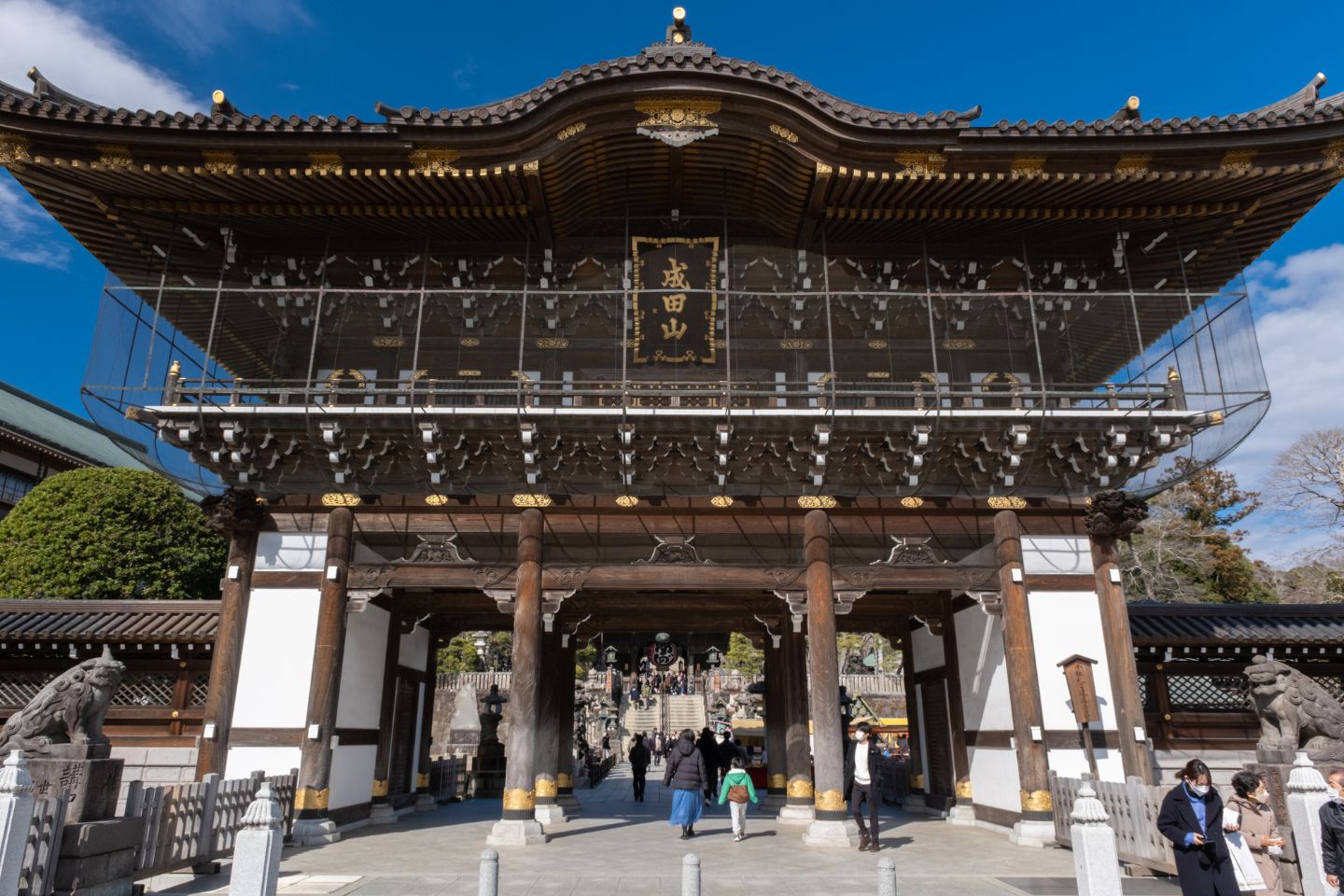 新勝寺の総門 正面の写真