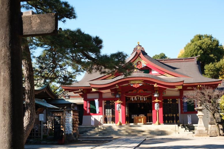 品川神社　境内に聳え立つ本殿(拝殿)