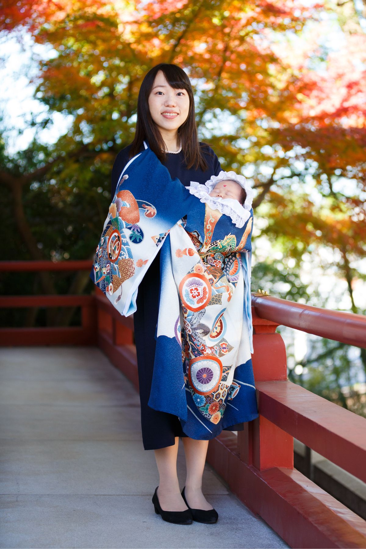 紅葉が綺麗なお宮参り ママと