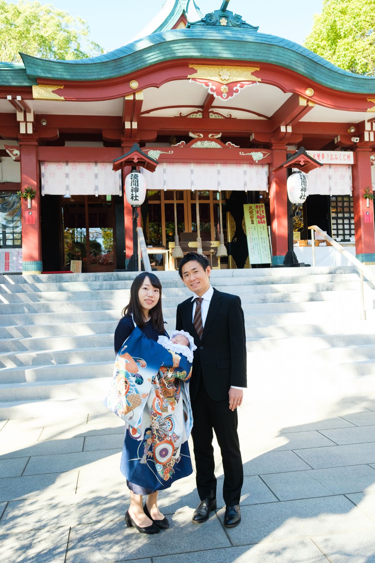 多摩川浅間神社の本殿前で記念撮影