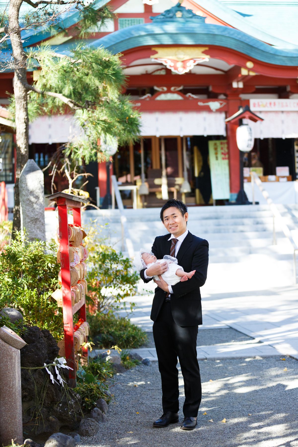 多摩川浅間神社 お宮参りの赤子を抱っこするパパ