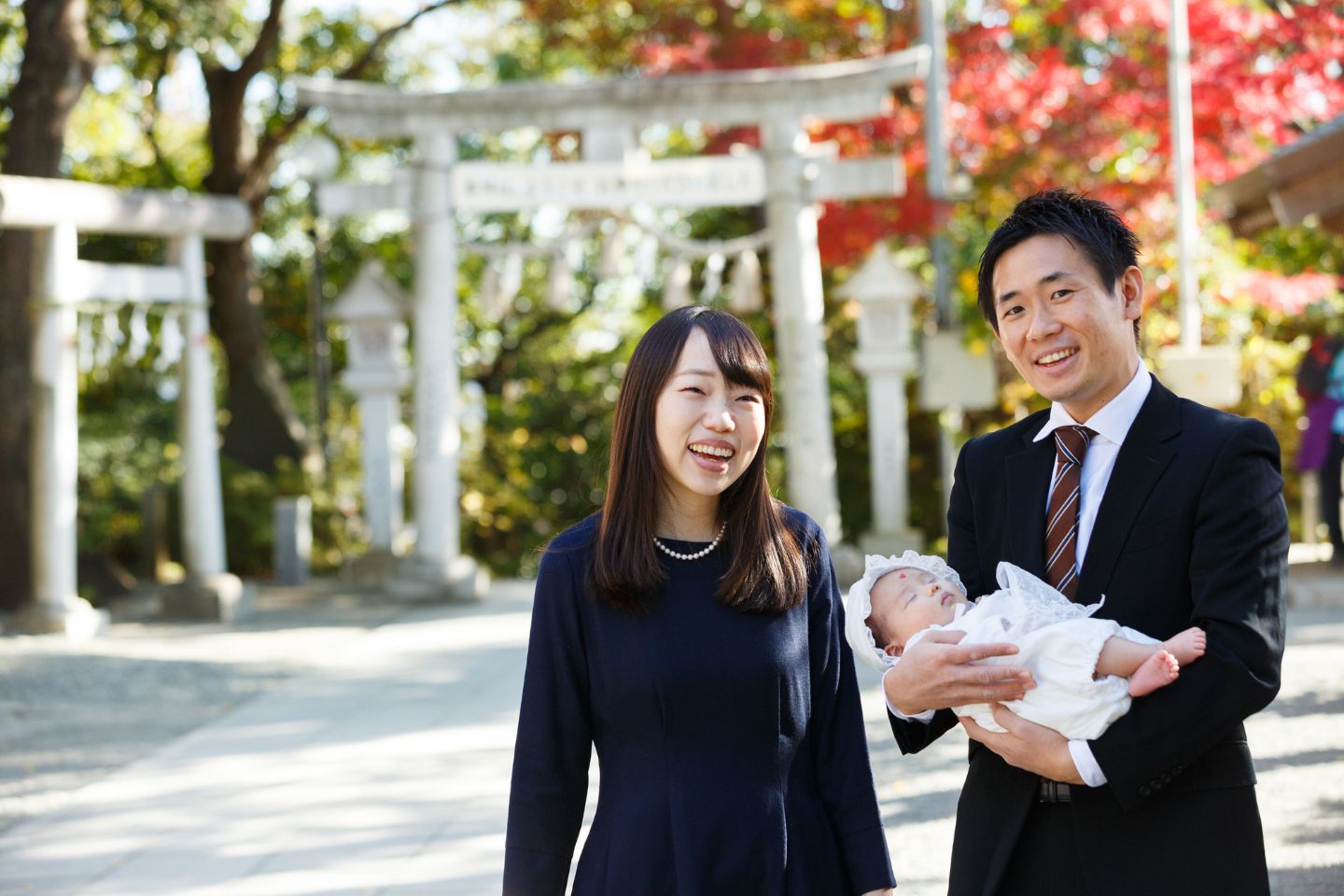 お宮参りで笑顔のパパとママ