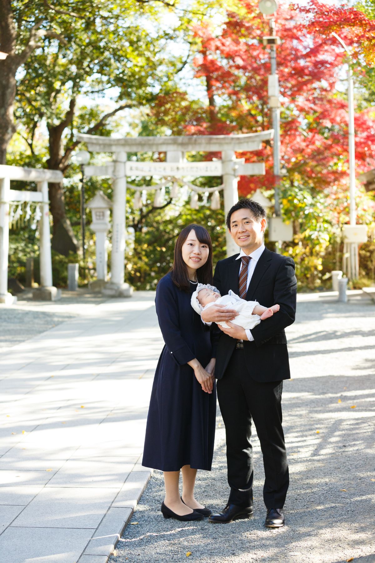 多摩川浅間神社　鳥居を背景に初宮詣の記念撮影